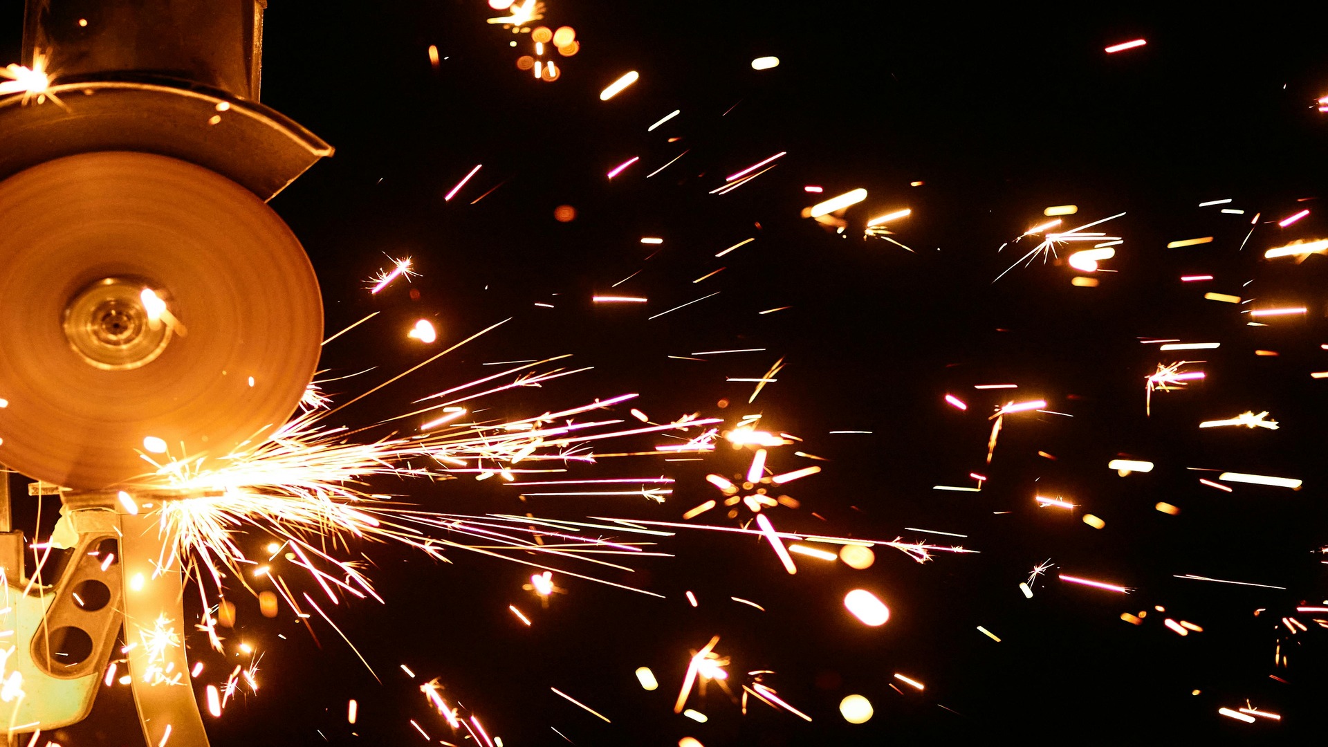Steel and aluminum fabrication services in Slalah Oman
